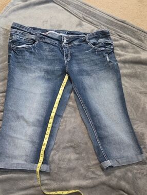 Amethyst Jeans Faded Blue Cropped Denim Capris